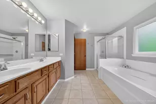 1353 Royal Oak Ln, Lake in the Hills, IL 60156 - Photo 20