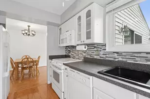19 Wintergreen Ct, Woodridge, IL 60517 - Photo 8
