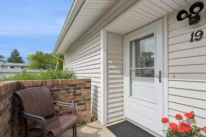 19 Wintergreen Court, Woodridge, IL 60517 - Photo 2