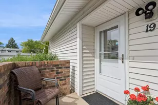 19 Wintergreen Ct, Woodridge, IL 60517 - Photo 2