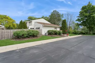 19 Wintergreen Ct, Woodridge, IL 60517 - Photo 1