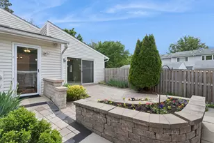 19 Wintergreen Ct, Woodridge, IL 60517 - Photo 16