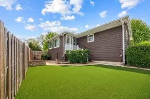 318 Hillcrest Dr, Algonquin, IL 60102 - Photo 2