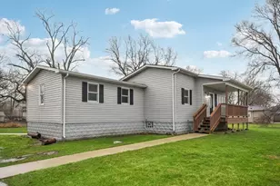 402 Lily Ln, Lakemoor, IL 60051 - Photo 2