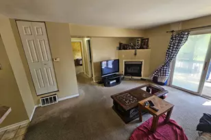 1870 Tall Oaks Dr, Aurora, IL 60505 - Photo 4
