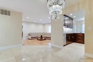 1022 Boxwood Ct, Wheeling, IL 60090 - Photo 2