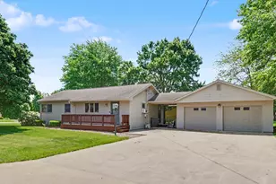 430 E Dent St, Gilman, IL 60938 - Photo 1