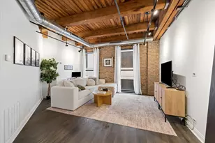 225 W Huron St, Chicago, IL 60654 - Photo 4