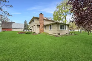 2711 Royal Oaks Dr, Freeport, IL 61032 - Photo 2