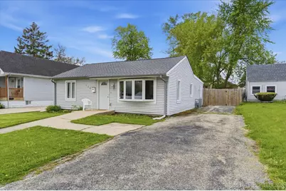 138 N Calhoun Street, Aurora, IL 60505 - Photo 2