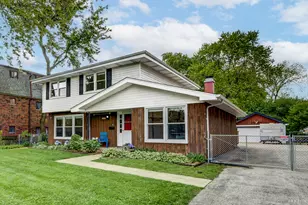9826 Nottingham Ave, Chicago Ridge, IL 60415 - Photo 2