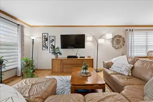 569 Rose Ln, Bartlett, IL 60103 - Photo 6