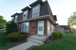 718 Newton Ct, Schaumburg, IL 60193 - Photo 1