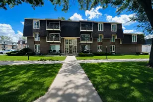 5721 W 103rd St, Oak Lawn, IL 60453 - Photo 2