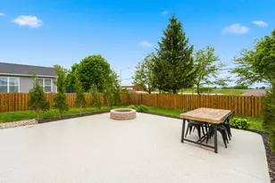 2013 Rosehall Dr, Joliet, IL 60431 - Photo 2