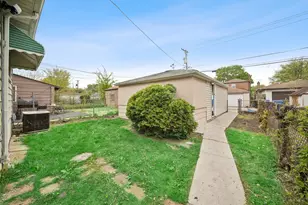 8906 S Crandon Ave, Chicago, IL 60617 - Photo 20