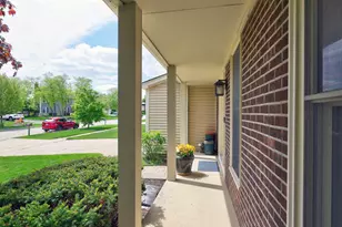 4261 Oak Knoll Ln, Hoffman Estates, IL 60192 - Photo 4
