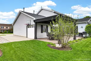 2777 Colonial Dr, Elgin, IL 60124 - Photo 16