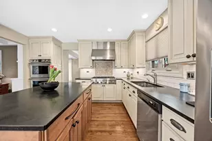 1706 Holly Ave, Darien, IL 60561 - Photo 14