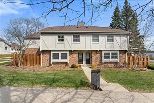 884 Bristol Dr, Barrington, IL 60010 - Photo 1