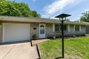 2908 26th St, Moline, IL 61265 - Photo 4