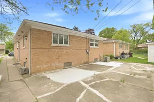 8642 Gross Point Rd, Skokie, IL 60077 - Photo 26
