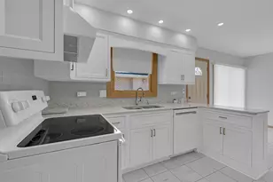9700 S Kolmar Ave, Oak Lawn, IL 60453 - Photo 8