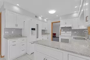 9700 S Kolmar Ave, Oak Lawn, IL 60453 - Photo 10