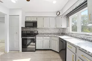 9331 Landings Ln, Des Plaines, IL 60016 - Photo 6