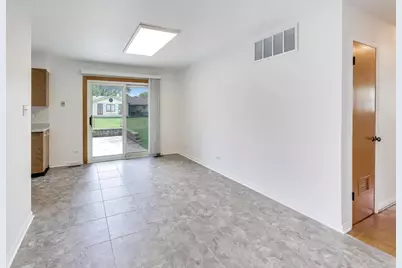 241 Brookhaven Drive, Elk Grove Village, IL 60007 - Photo 8