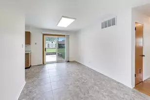 241 Brookhaven Dr, Elk Grove Village, IL 60007 - Photo 8