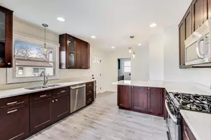 139 S Quentin Rd, Palatine, IL 60067 - Photo 2