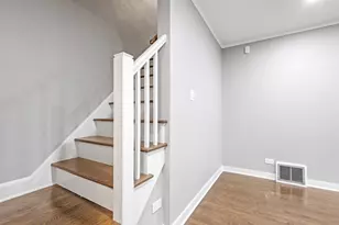 10231 S Rhodes Ave, Chicago, IL 60628 - Photo 12