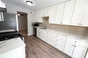 823 E Coach Rd, Palatine, IL 60074 - Photo 6