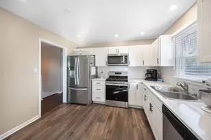 5113 W Dartmoor Dr, McHenry, IL 60050 - Photo 8
