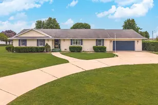 301 Scott Dr, Dwight, IL 60420 - Photo 2