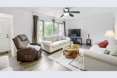 [Address not provided], Elgin, IL 60123 - Photo 4