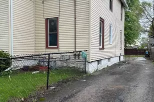 642 Pennsylvania Ave, Aurora, IL 60506 - Photo 2