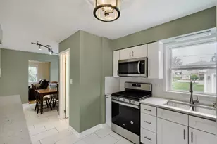 26 W Glenlake Ave, Roselle, IL 60172 - Photo 8
