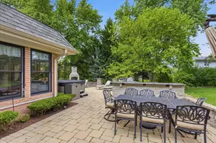 39 Mockingbird Ln, Oak Brook, IL 60523 - Photo 4