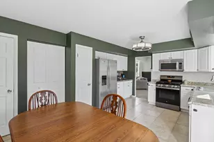 88 Devonshire Cir, Elgin, IL 60123 - Photo 10