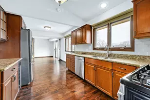 887 Braintree Ln, Bartlett, IL 60103 - Photo 6