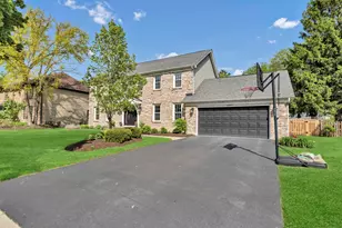 2045 Somerset Ln, Wheaton, IL 60189 - Photo 2