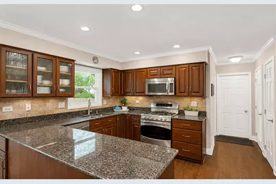 2045 Somerset Lane, Wheaton, IL 60189 - Photo 18