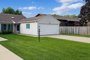 2608 38th St, Moline, IL 61265 - Photo 2