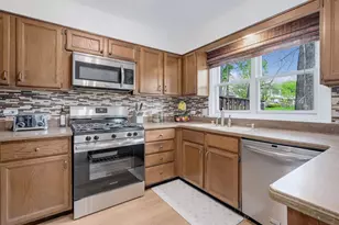 67 White Oak Cir, Saint Charles, IL 60174 - Photo 10