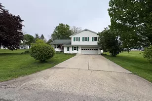 320 S Main St, Creston, IL 60113 - Photo 1