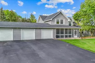39W030 Poplar Ln, Saint Charles, IL 60175 - Photo 2