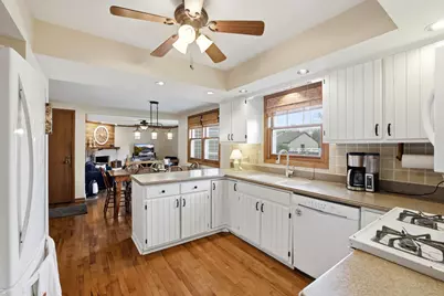 637 N Lyle Avenue, Elgin, IL 60123 - Photo 8