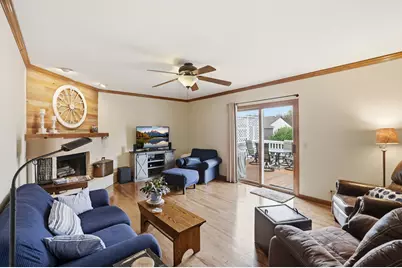 637 N Lyle Avenue, Elgin, IL 60123 - Photo 4